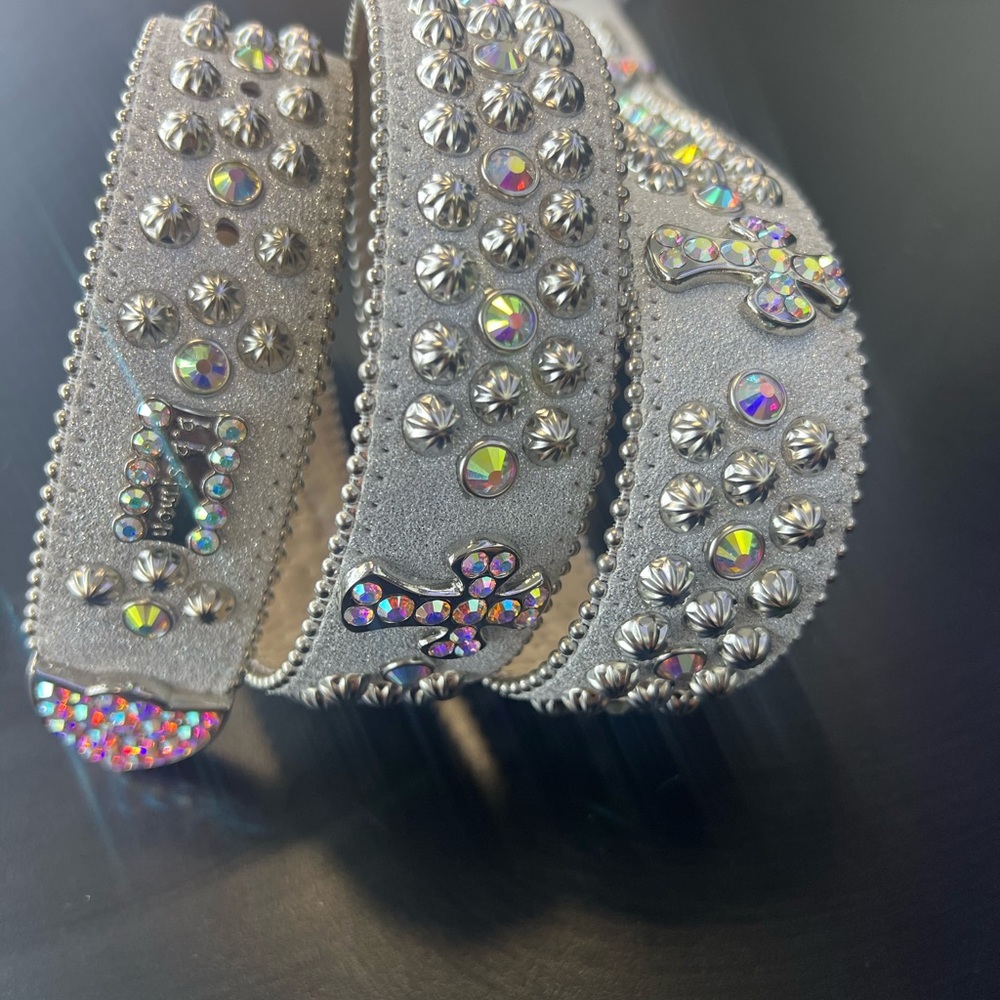 BB SIMON BELTS
ITALIAN LEATHER
AUTHENTIC SWAROVSKI CRYSTALS
COLORS: GRAY/CROSSES